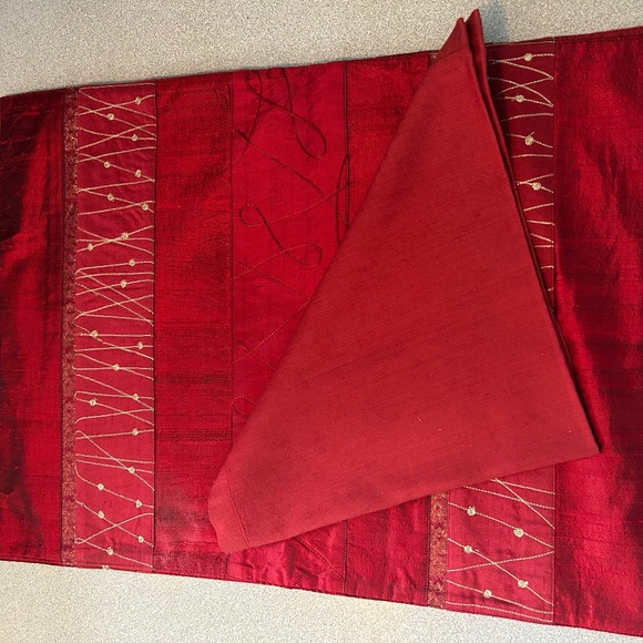 Brilliant Crate and Barrel Set of Two Table Runners and Twelve Napkins. - Picture 2 of 4